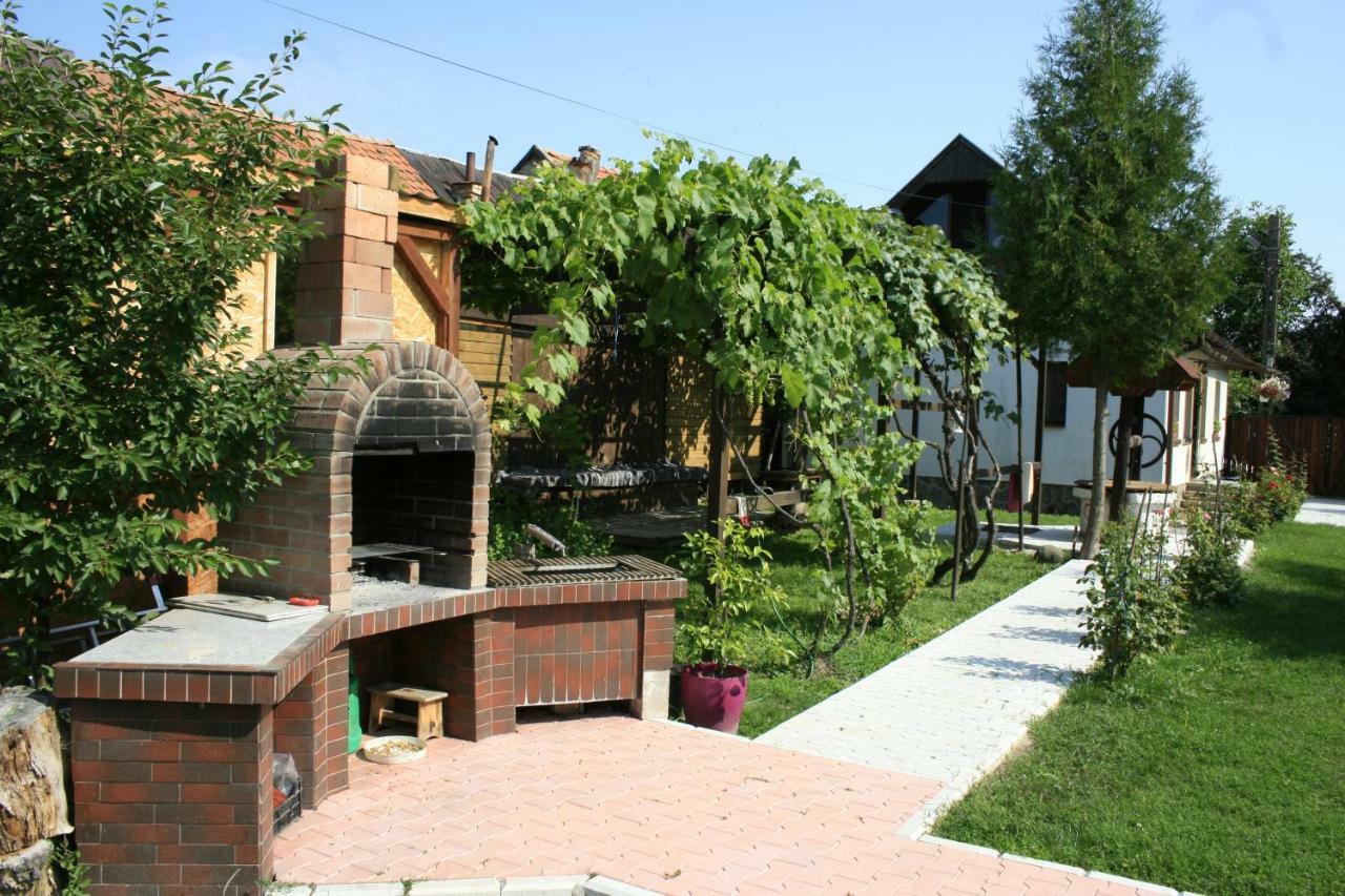 Albinuta Guesthouse Ozun Екстер'єр фото